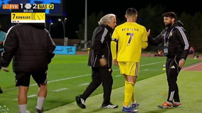 رونالدو يحتفظ بشارة القيادة بعد تبديله ويتجاهل منحها لزملائه.. فيديو