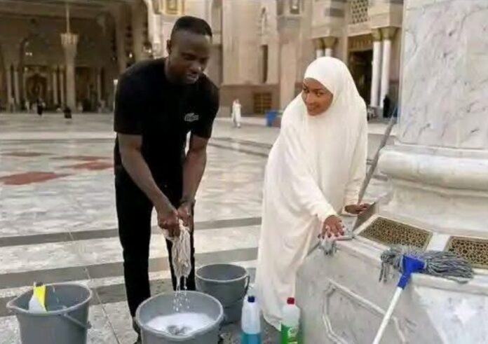 ساديو ماني وزوجته يشاركون في نظافة المسجد النبوي