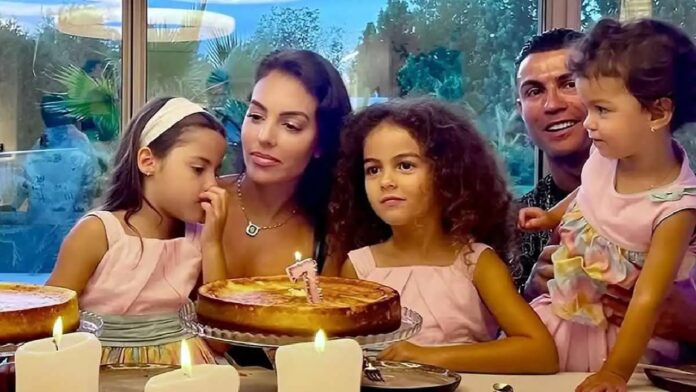 رونالدو بمناسبة يوم المرأة: محاط بنساء قويات.. صور