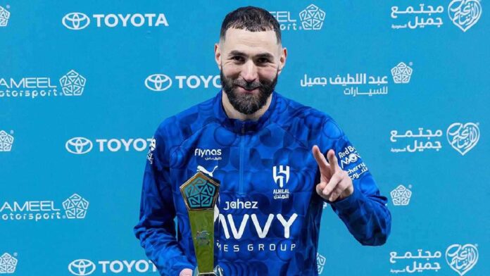 إعلام فرنسي: بنزيما يعيش أجواء مستقرة في السعودية