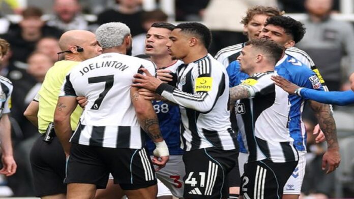 توقف مباراة نيوكاسل وسندرلاند بسبب إساءات عنصرية.. صور