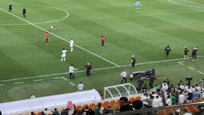 رينارد يغادر الملعب مباشرة دون تحية اللاعبين.. فيديو