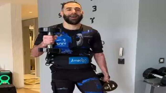 بنزيما يرقص بالدمبل على أنغام الموسيقى.. فيديو