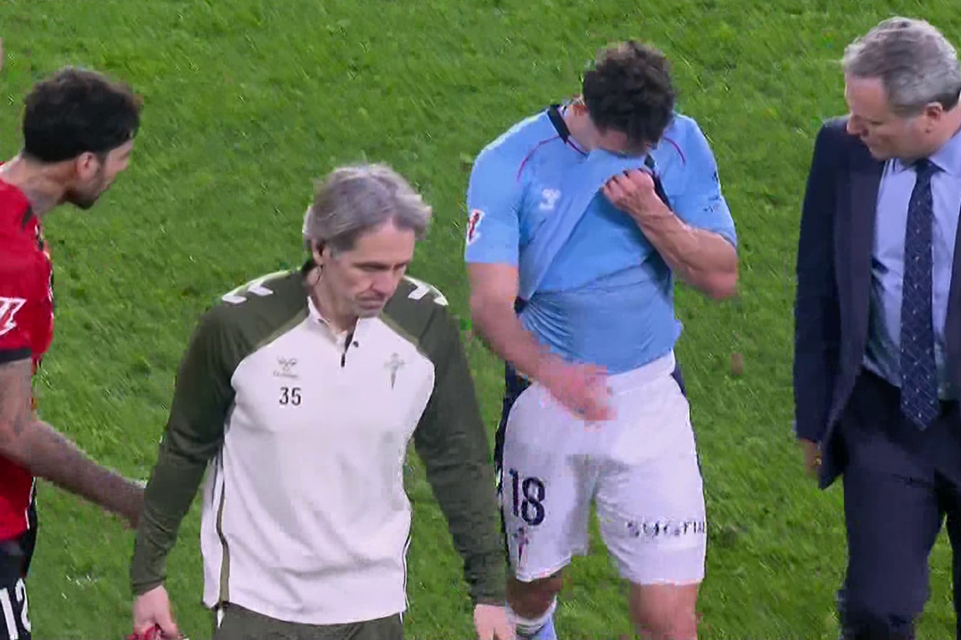 باولو دوران يغادر الملعب مصاباً.