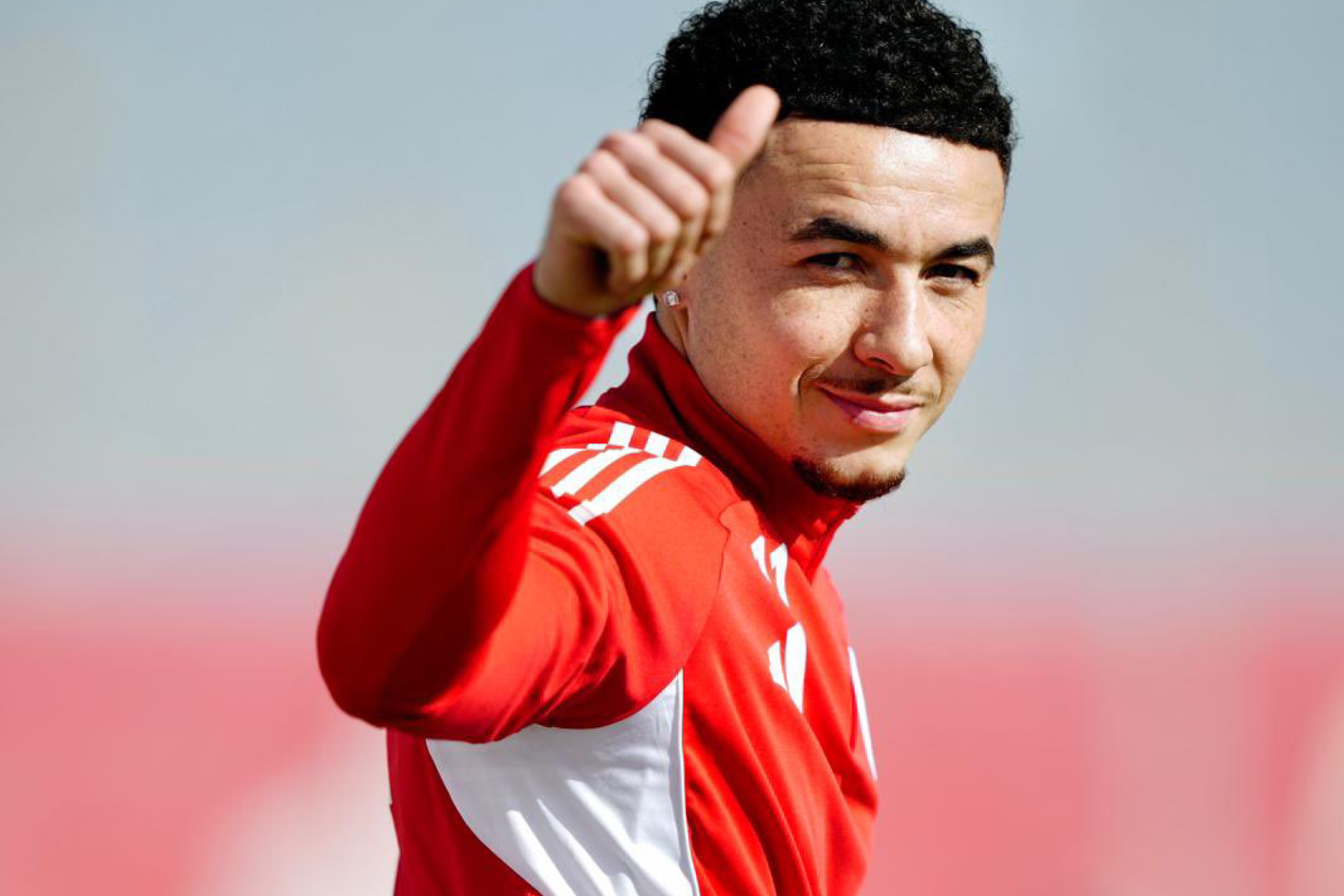 روبن فارغاس يحيي زملاءه بعد عودته في المدينة الرياضية