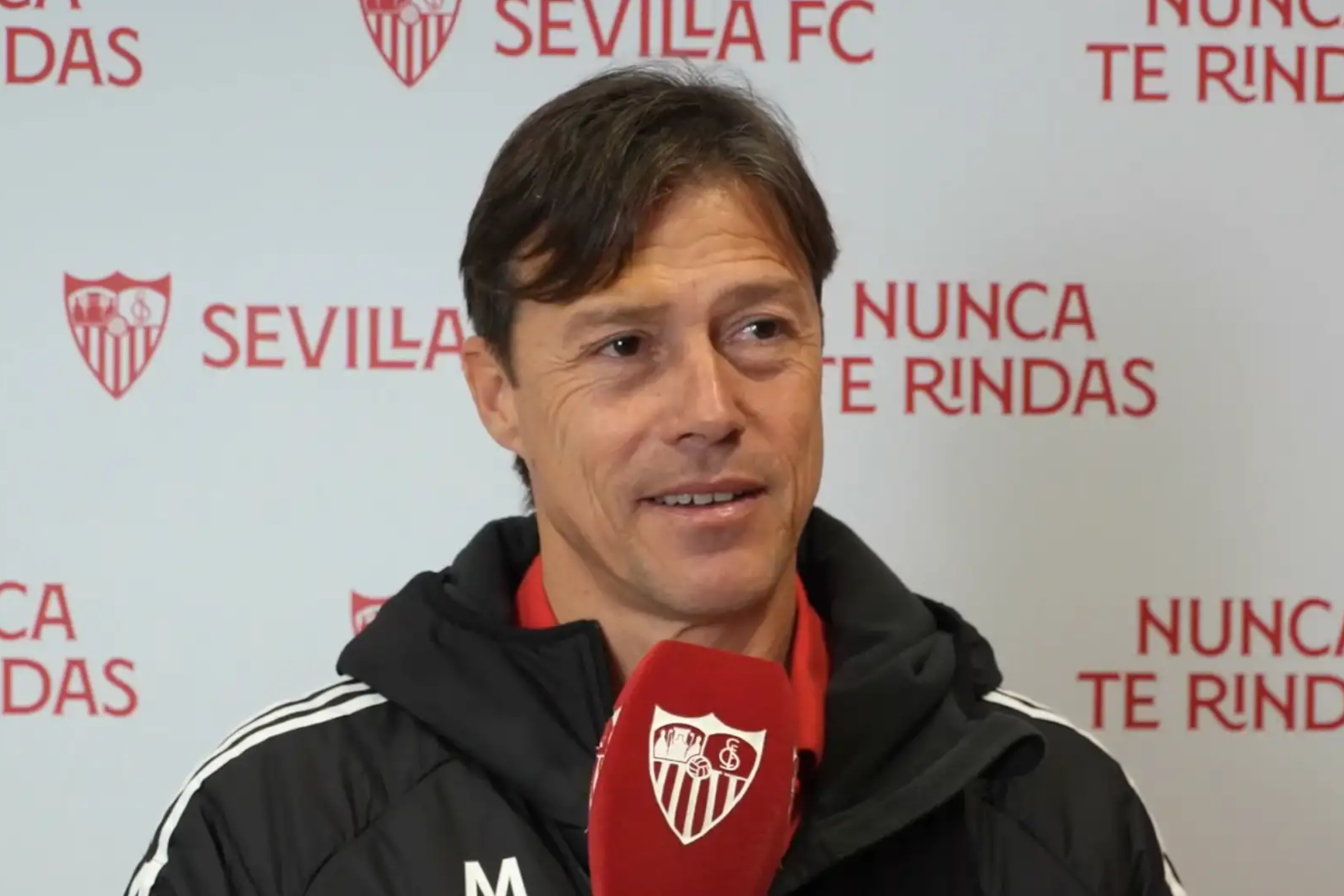 ماتياز ألميدا يتحدث إلى وسائل الإعلام الرسمية للنادي في المدينة الرياضية