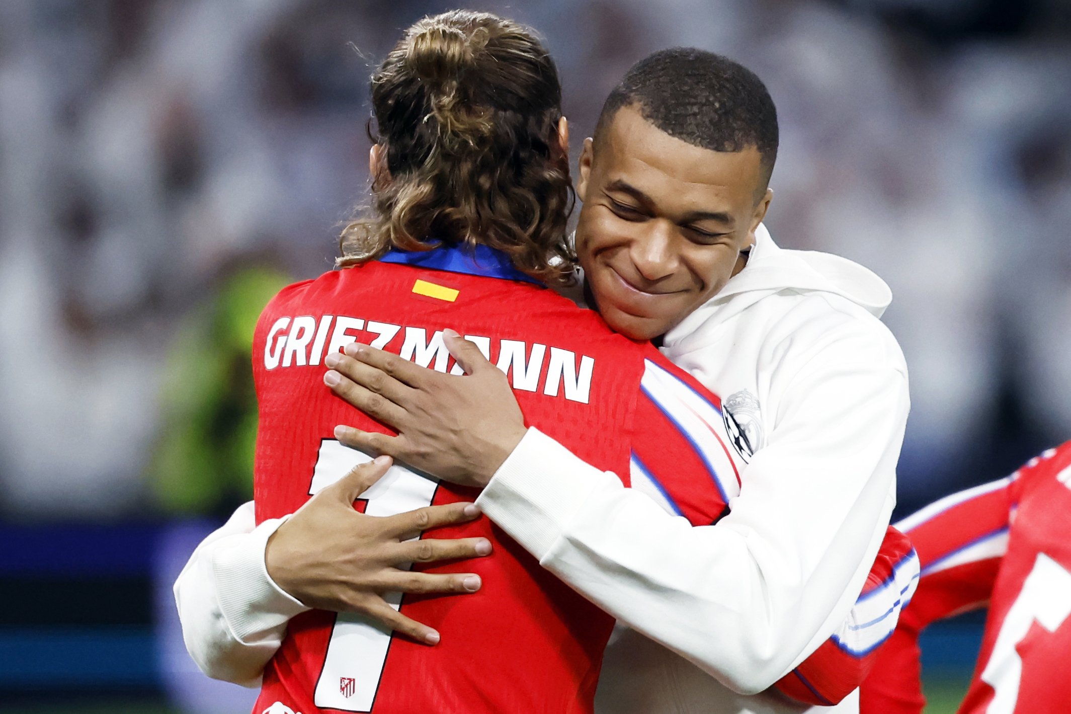 غريزمان ومبابي يتصافحان قبل ديربي ريال مدريد وأتلتيكو