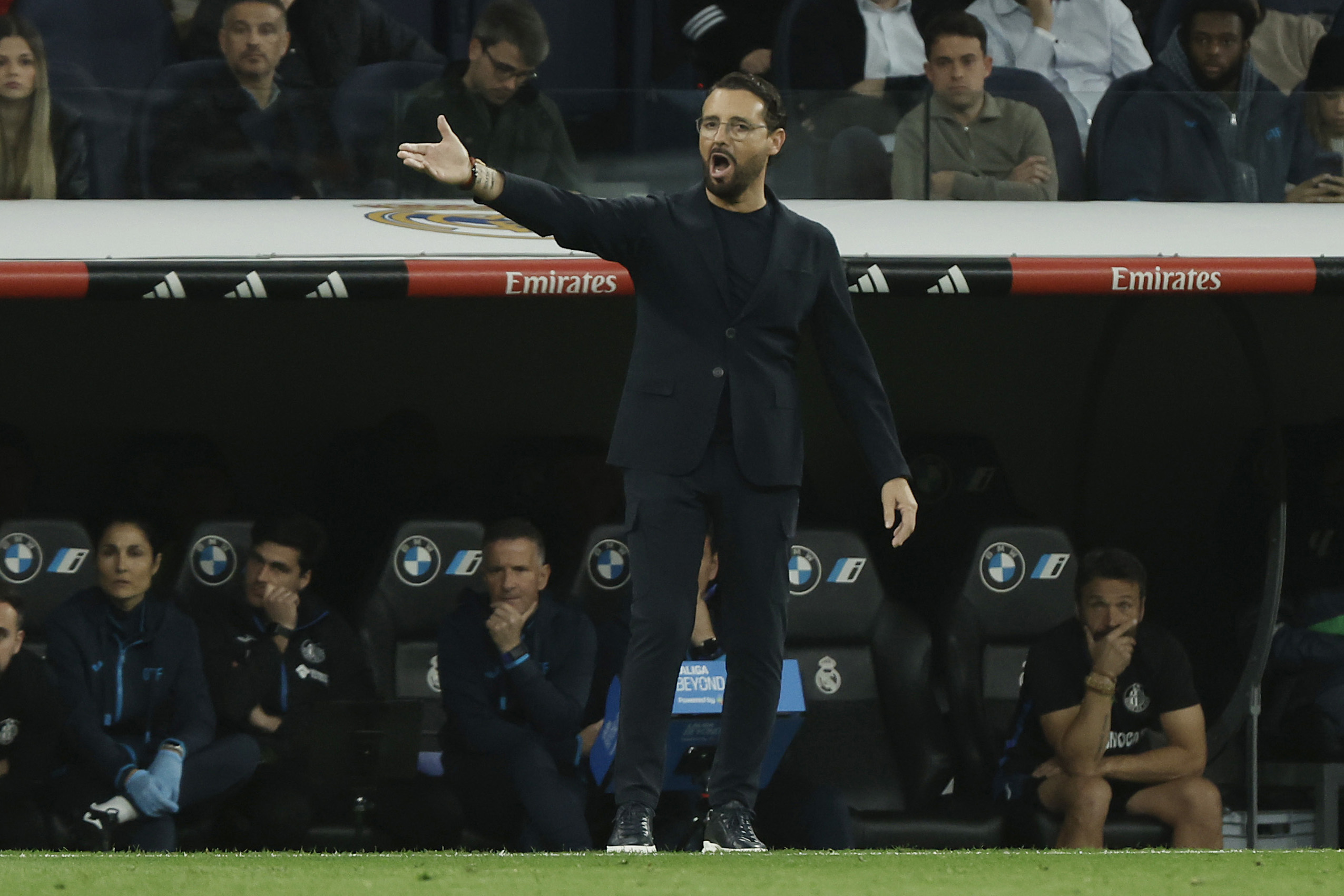 بوردالاس يعطي تعليمات خلال مباراة ريال مدريد وخيتافي