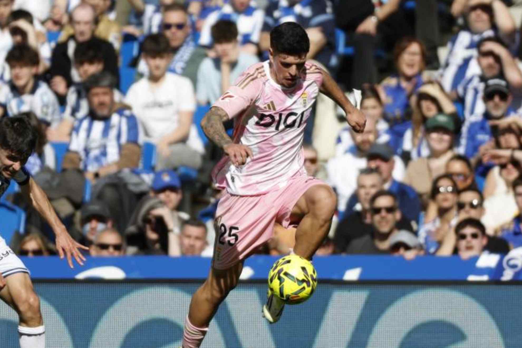 جافي لوبيز يسيطر على الكرة في مباراة ريال أوفييدو