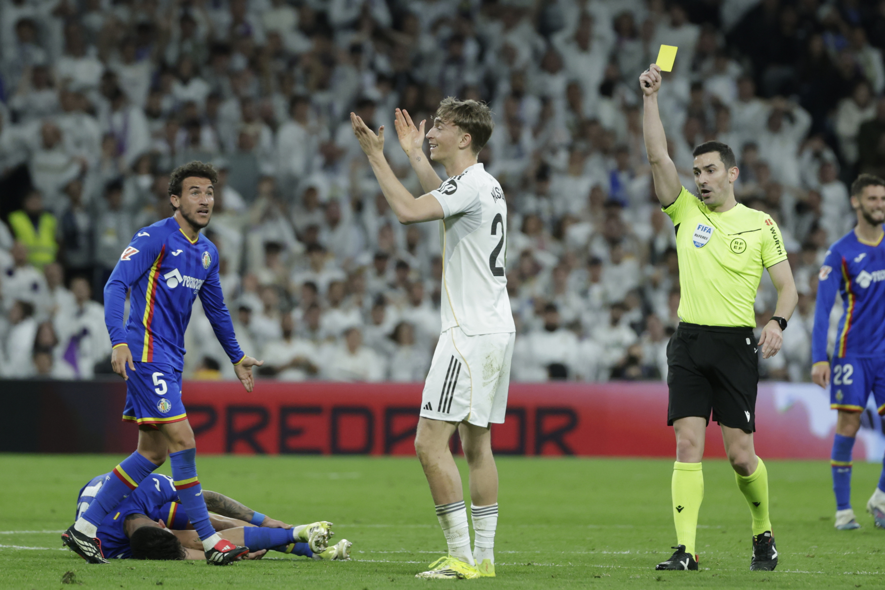 هويسن يتلقى البطاقة الصفراء في مباراة ضد خيتافي.