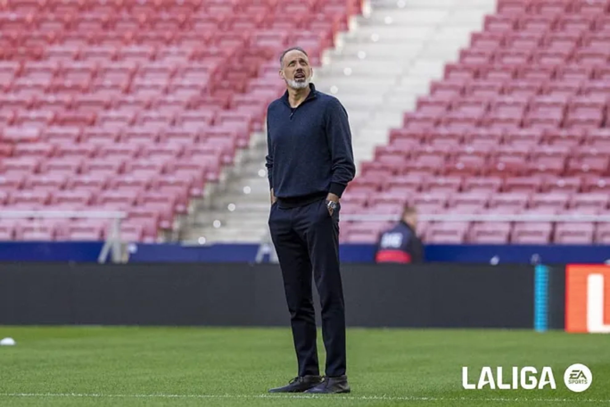 بيلجرينو ماتارازو يراقب ملعب متروبوليتانو قبل انطلاق المباراة