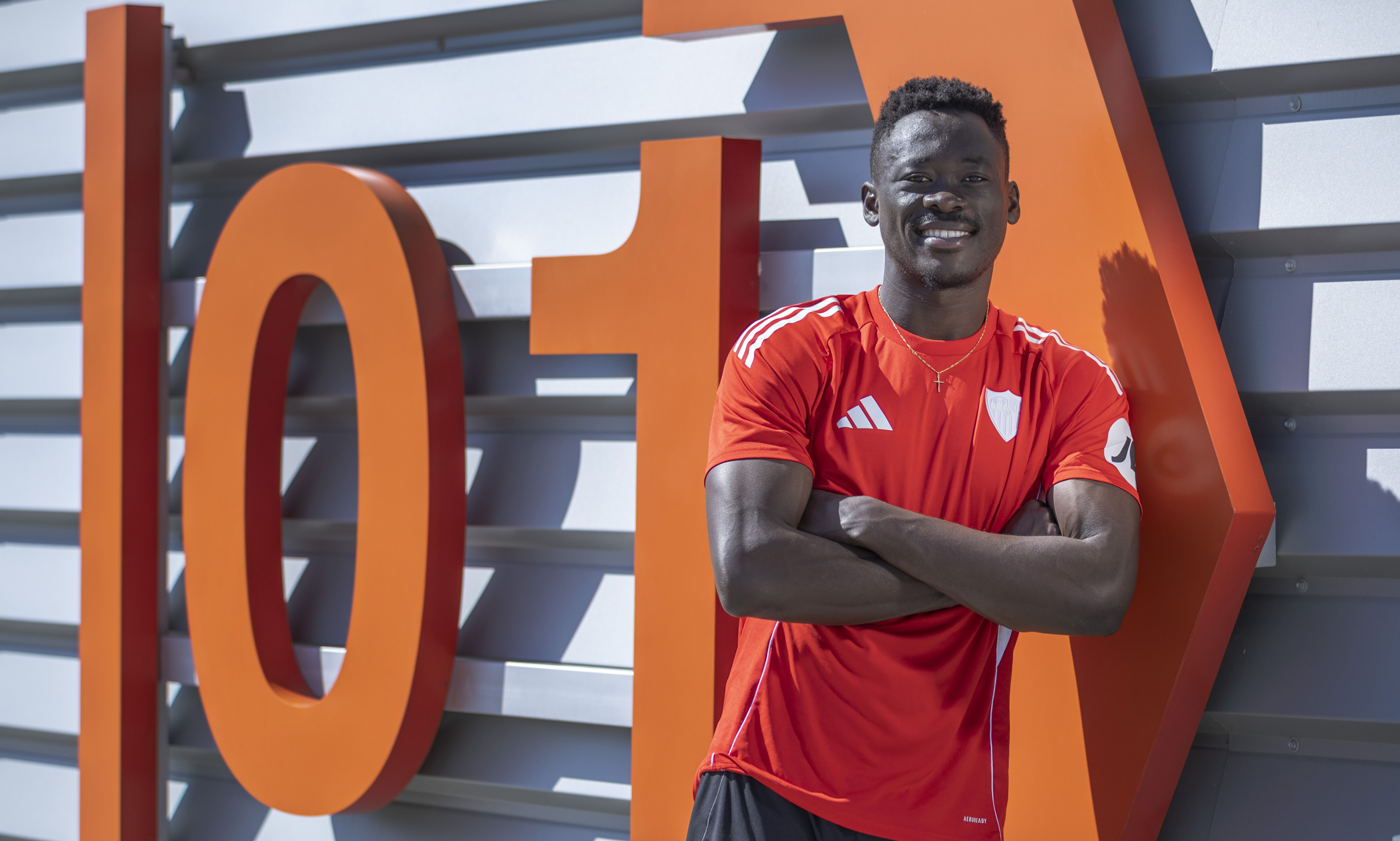 مقابلة مع آكور آدامز في المدينة الرياضية لإشبيلية