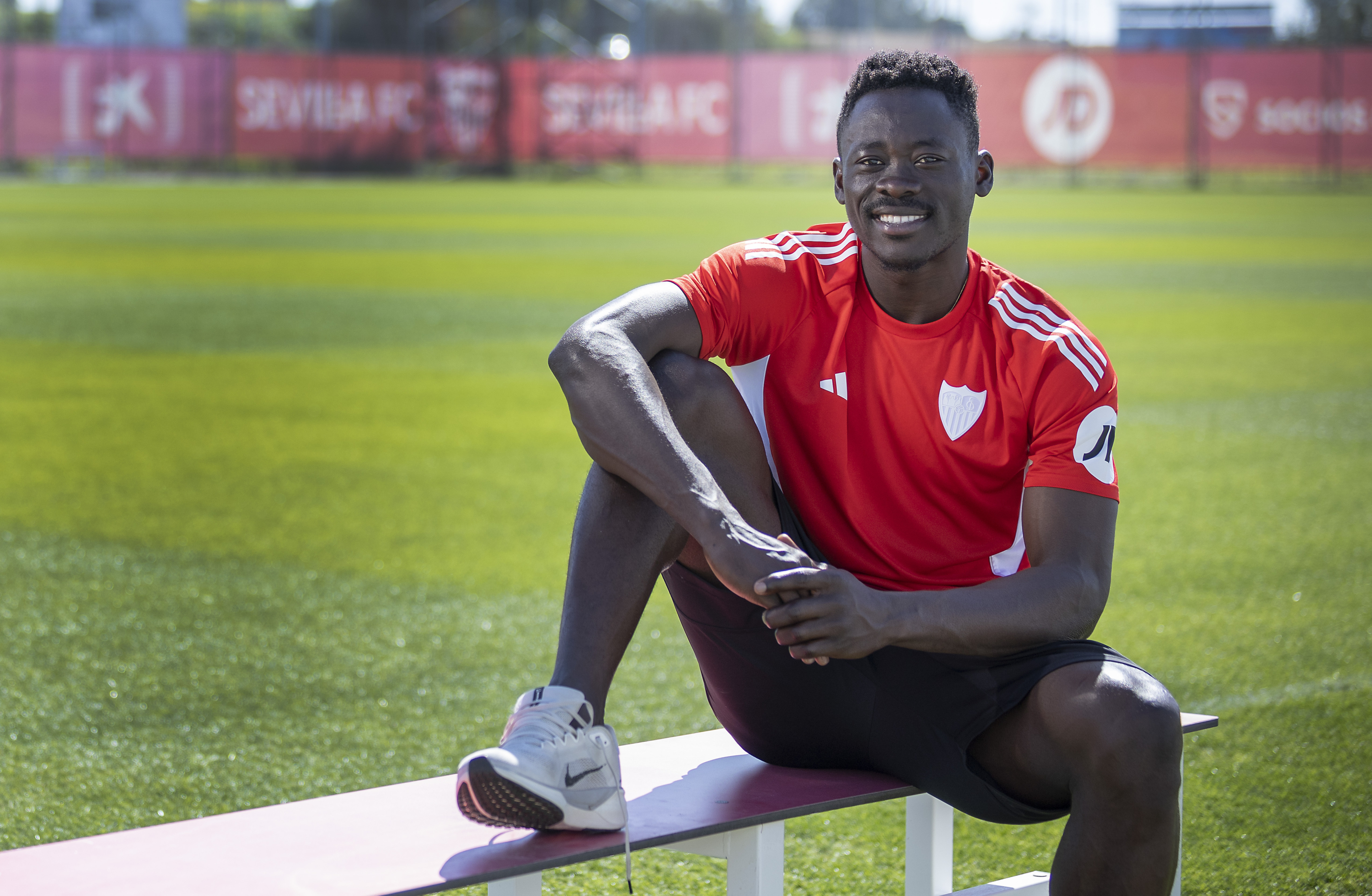 مقابلة مع آكور آدامز في المدينة الرياضية لإشبيلية