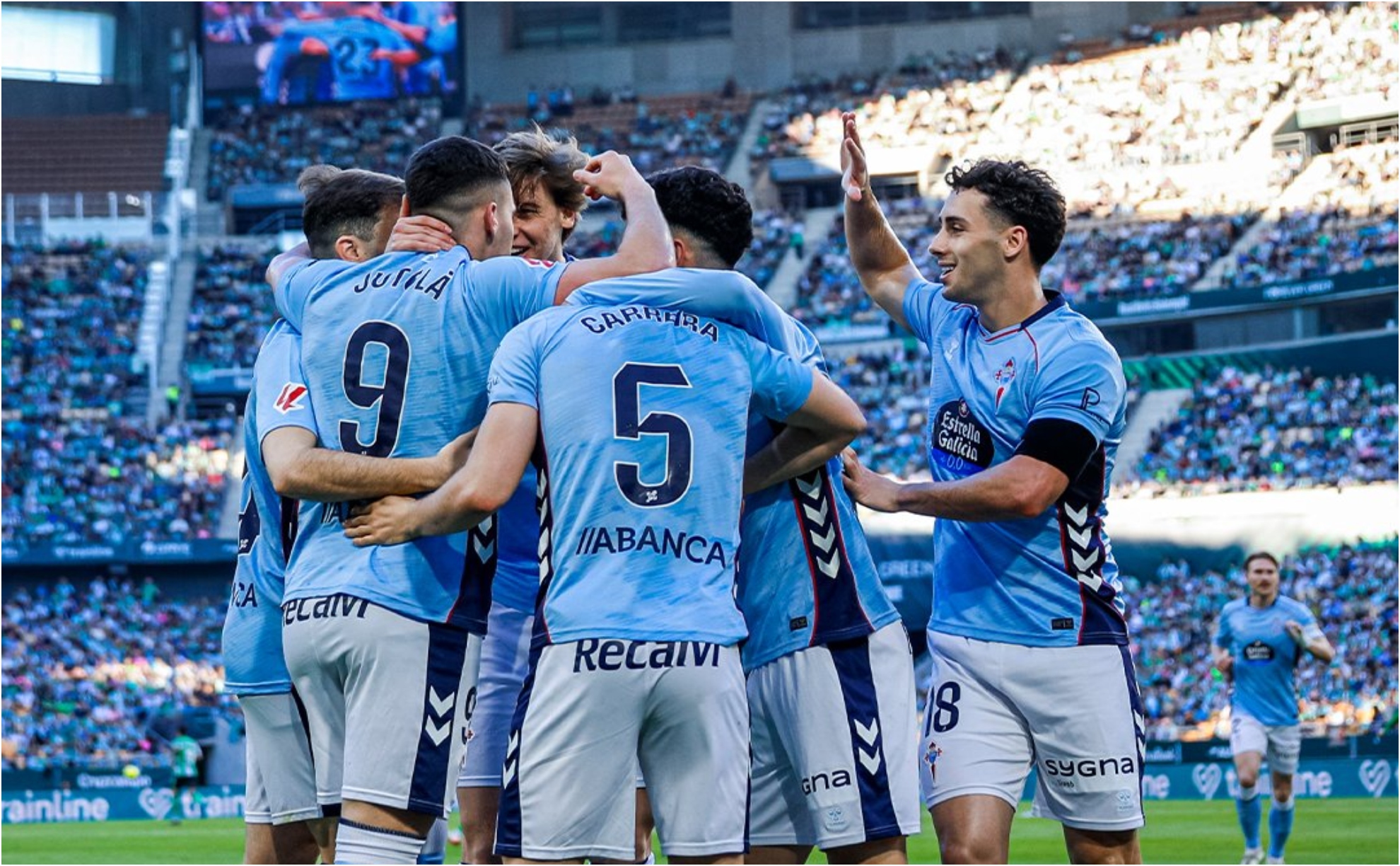 لاعبو سيلتا يحتفلون بهدف