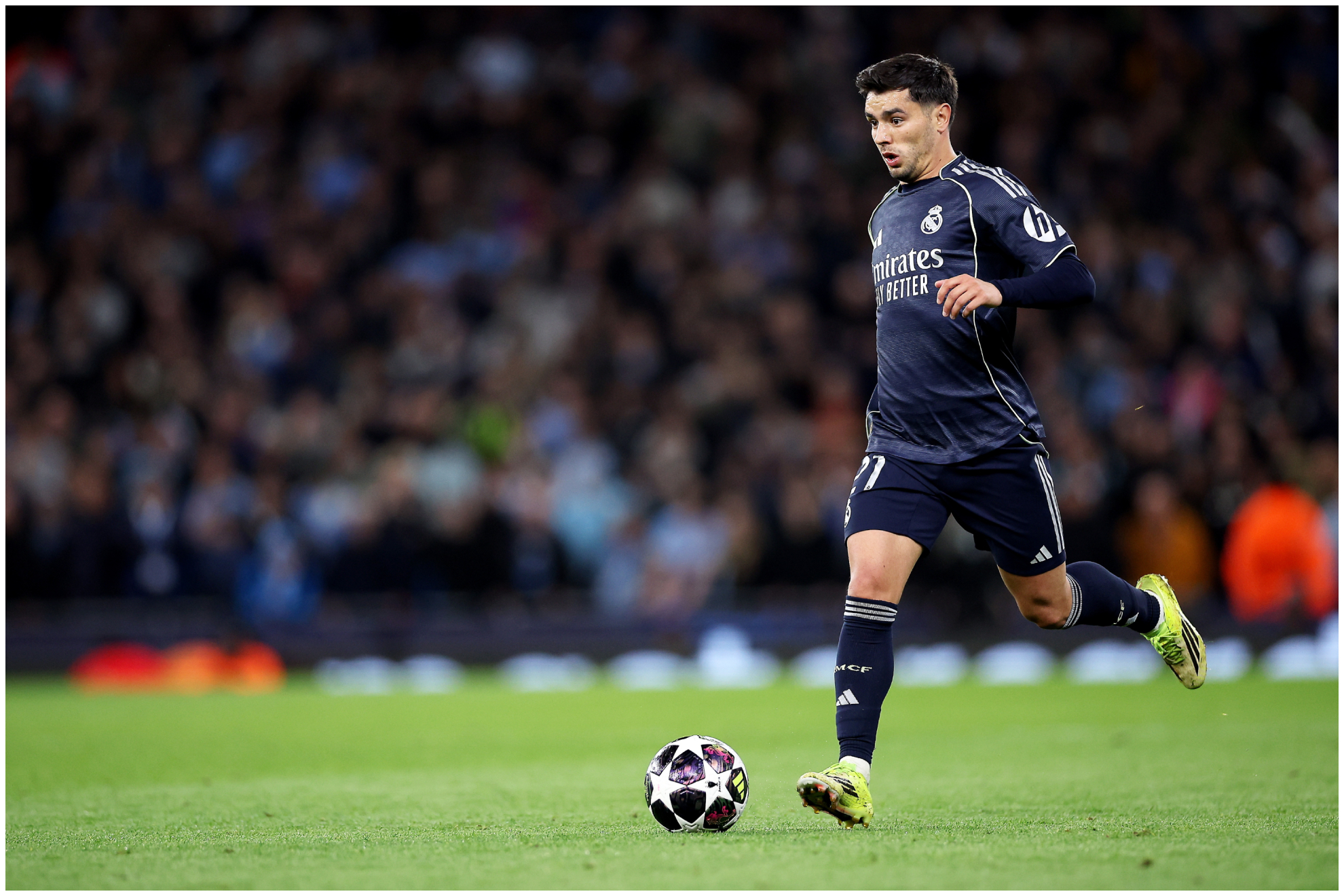 براهيم يقود الكرة أمام مانشستر سيتي