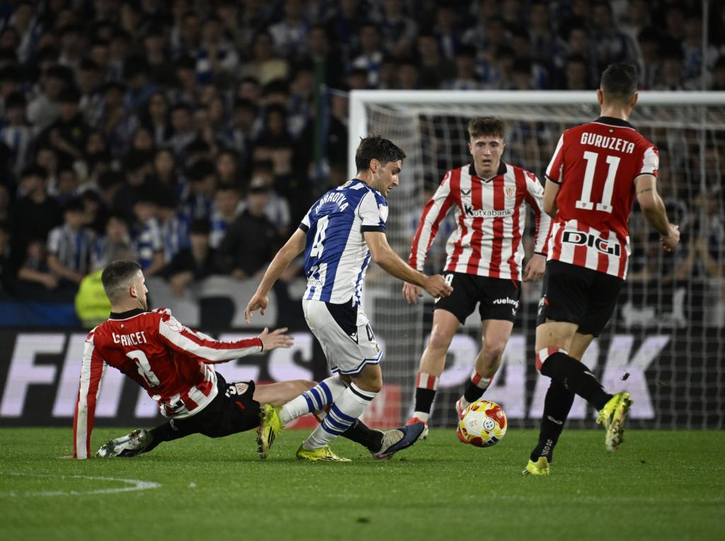 غوروتشا محاط بلاعبي أتلتيك بيلباو