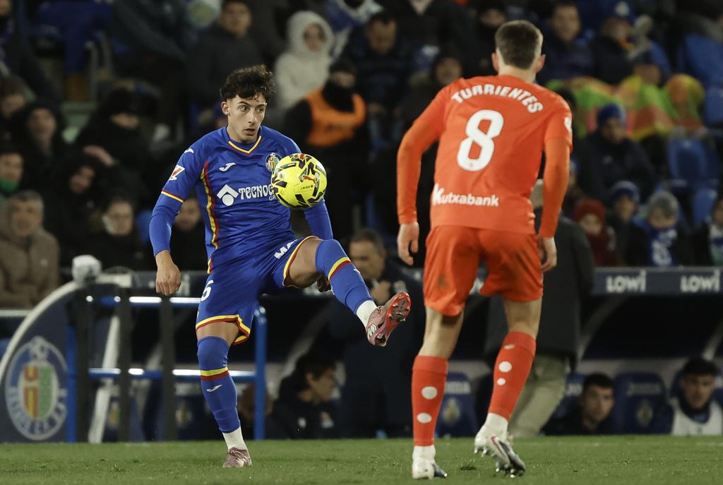 مستانزا يسيطر على الكرة