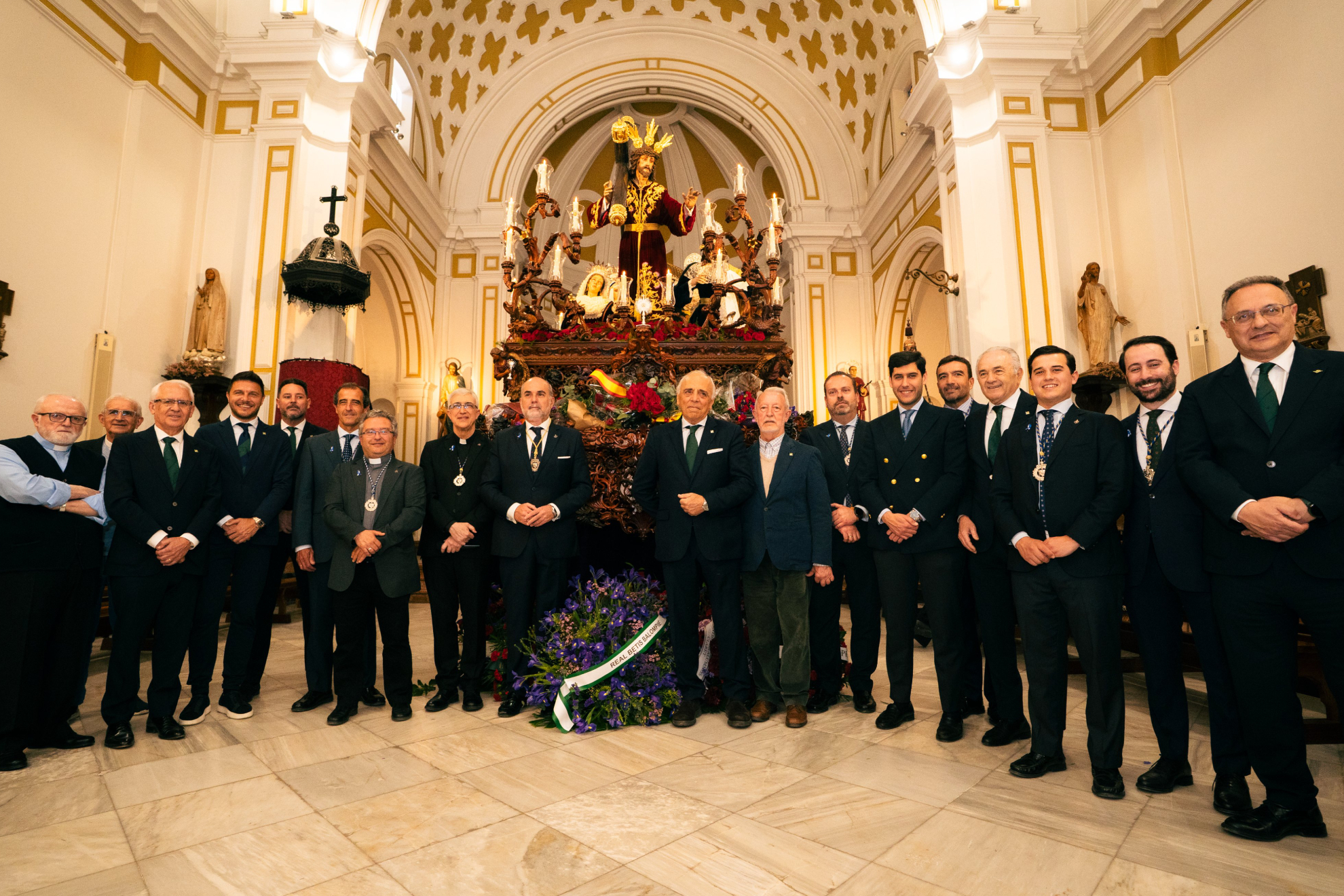 وفد بيتيس يقدم باقة الزهور التقليدية للمسيح في المهمة