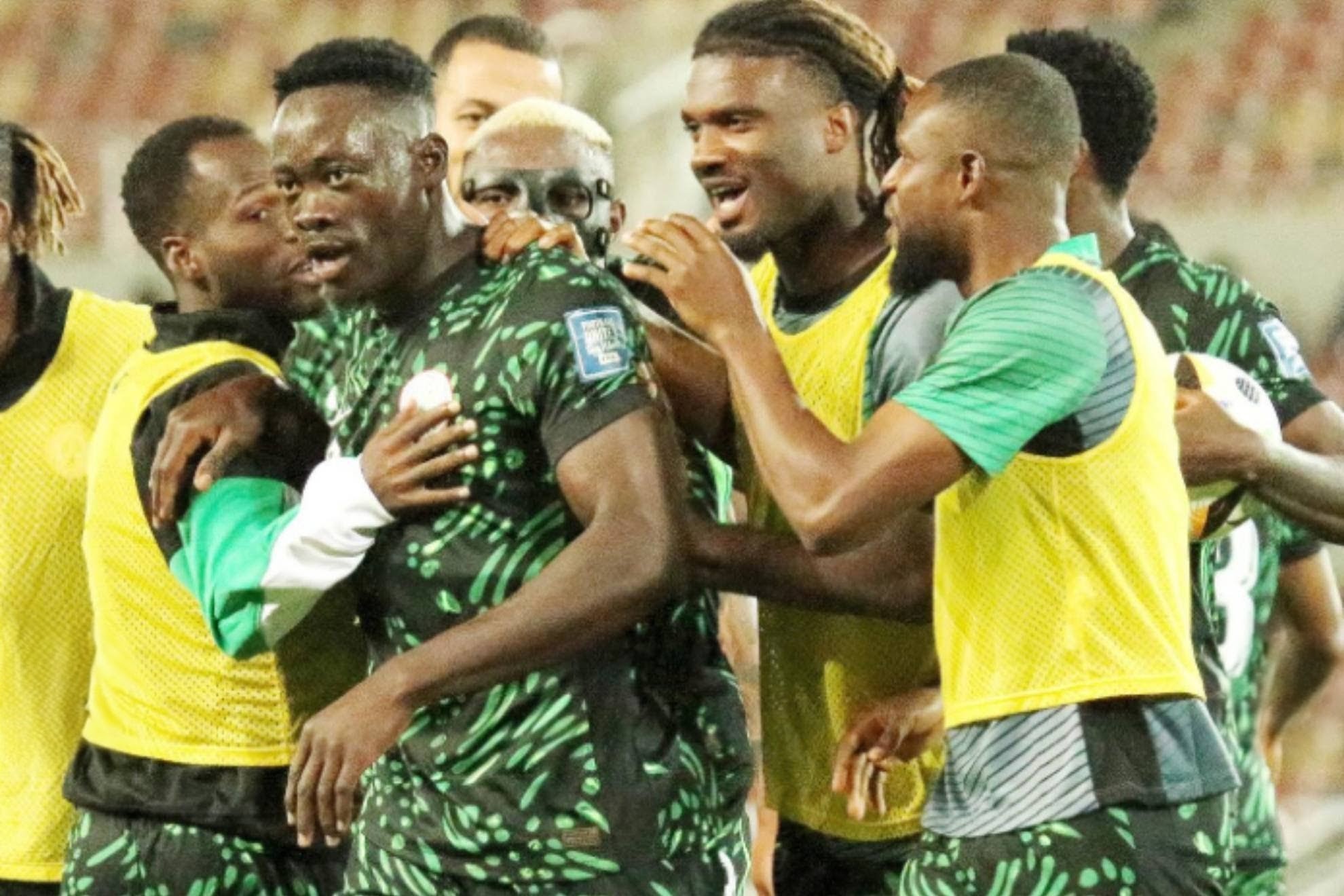 أكور آدامز يحتفل بهدف مع نيجيريا