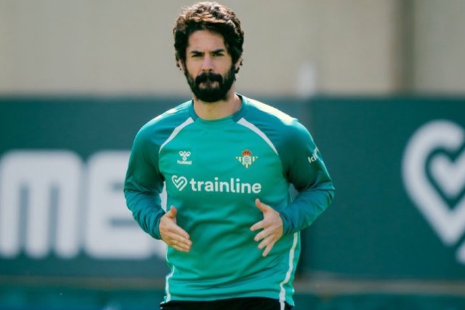 إيسكو ألاركون يتدرب في المدينة الرياضية لريال بيتيس