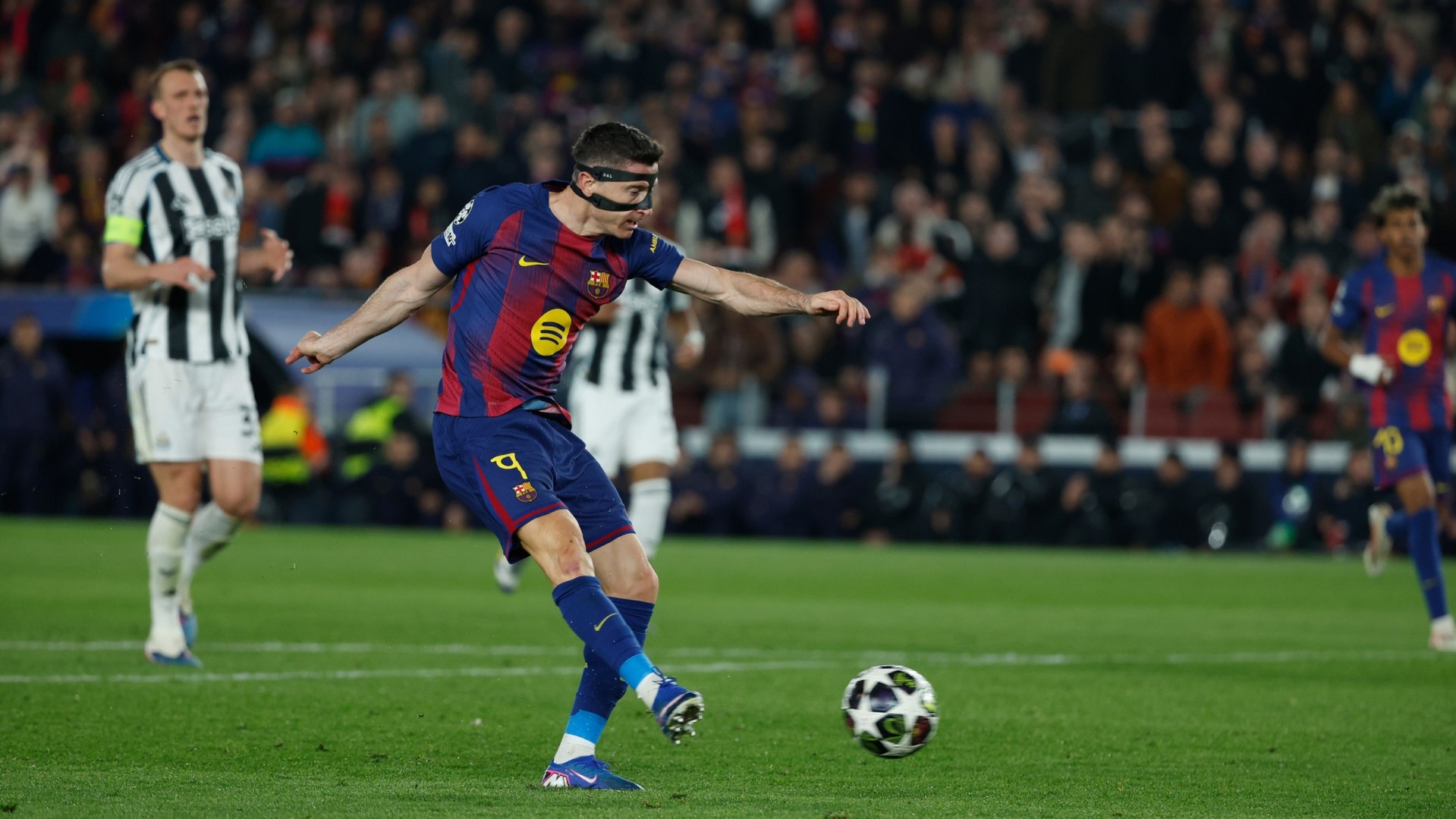 برشلونة يلعب بثقة ويجد لامين في وسط الملعب، يمرر الكرة لليفاندوفسكي الذي يتقدم نحو المرمى ويسجل هدفًا متقنًا بعيدًا عن حارس نيوكاسل رامسديل.