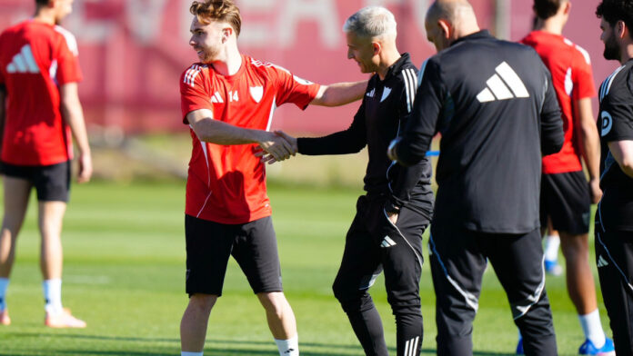 Peque vuelve a entrenar con el Sevilla