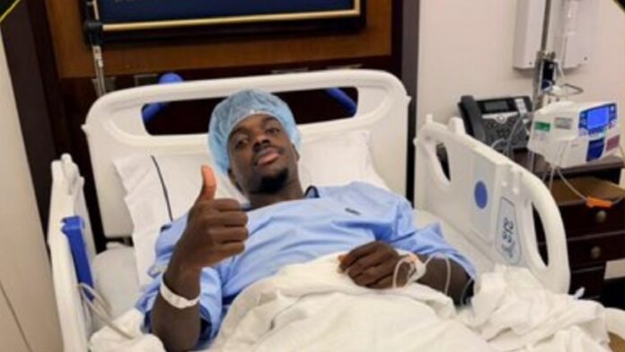 طلال حاجي يجري عملية جراحية