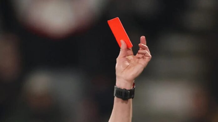 اشتباكات عنيفة تنهي مباراة في فرنسا بطرد 24 لاعبًا