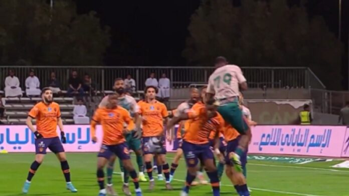 حكم: الأهلي استحق ركلة جزاء أمام الفيحاء بالدقيقة 27 ولم يحتسبها.. فيديو