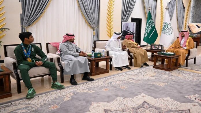 مُحافظ الطائف يكرّم اللاعب عبدالرحمن الثقفي بعد تأهله