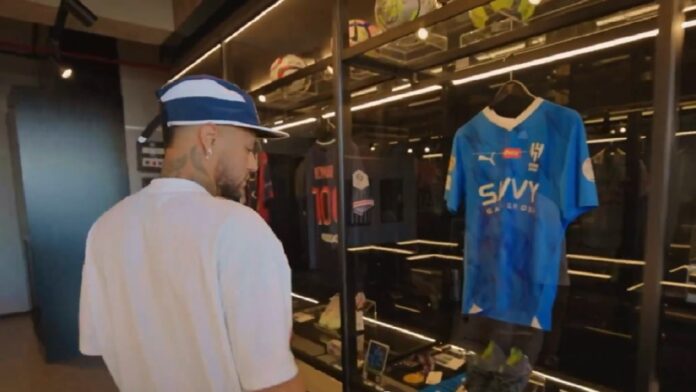 نيمار يحتفظ بقميص الهلال وميدالياته .. فيديو
