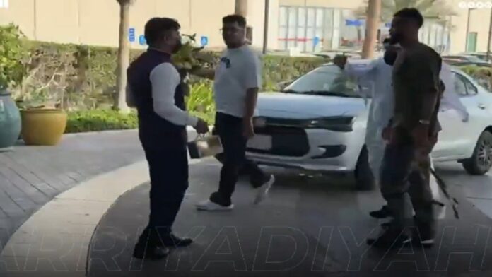 علي مجرشي يزور لاعب جوهور جايرو دا سيلفا في المستشفى