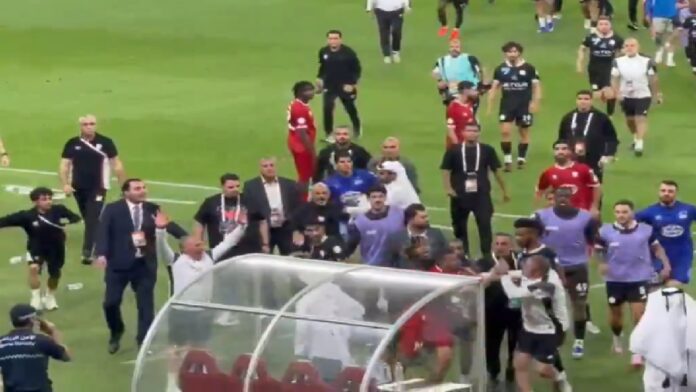 اشتباكات بالأيدي بين لاعبي الشباب وزاخو بعد نهاية المباراة.. فيديو