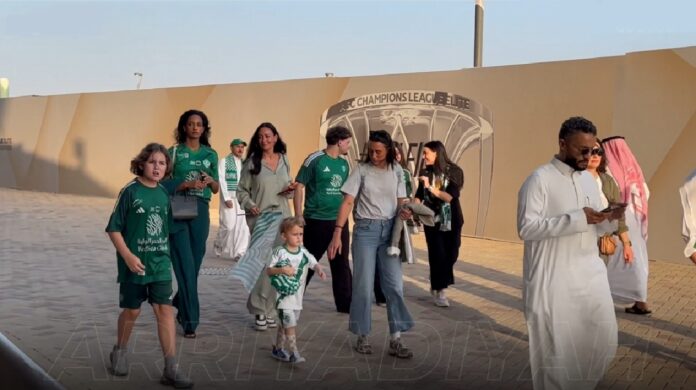 لحظة وصول عائلة يايسله إلى ملعب الإنماء.. فيديو