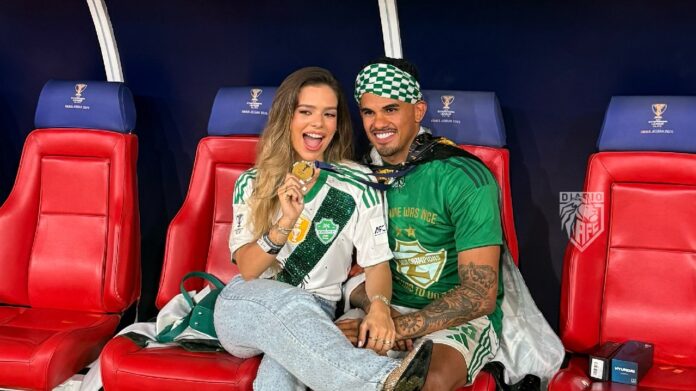 جالينو يحتفل باللقب رفقة زوجته