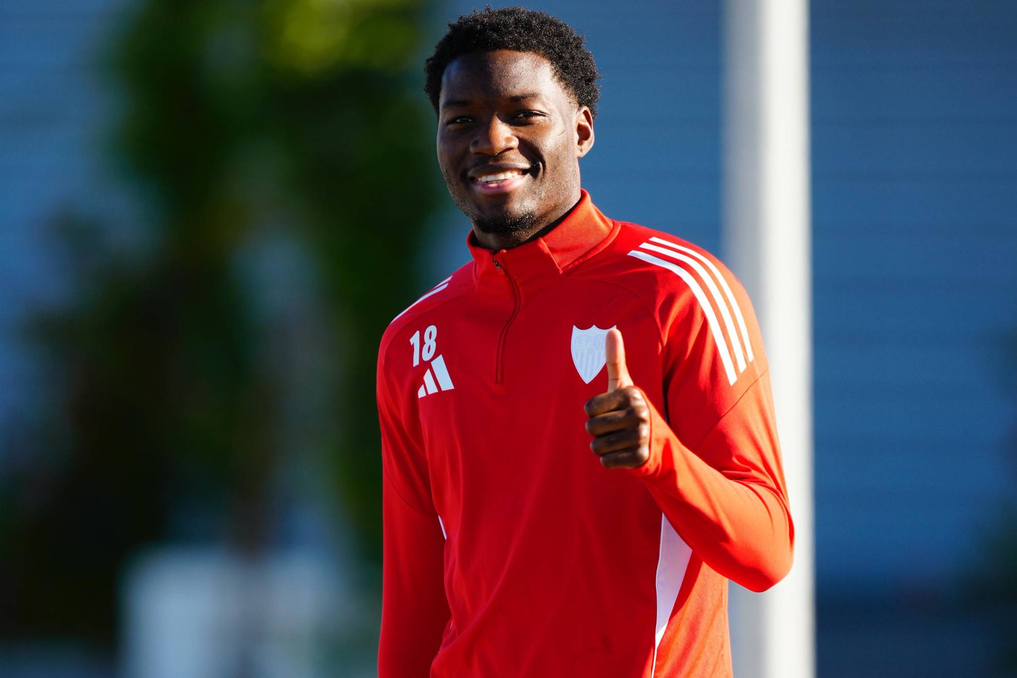 أغومي يحيي في تدريب بمدينة إشبيلية الرياضية