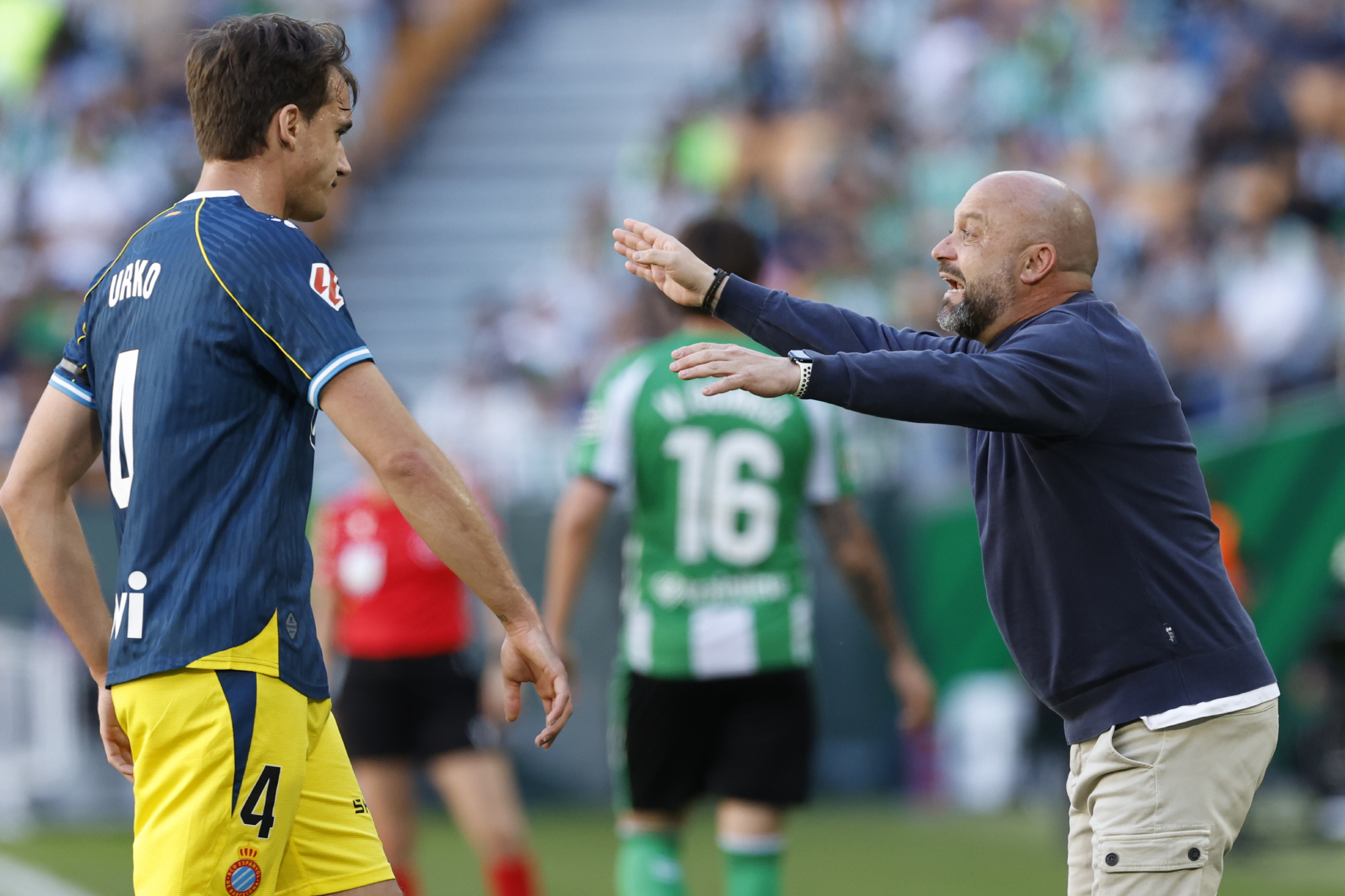 مانولو غونزاليس يعطي تعليمات لأوركو