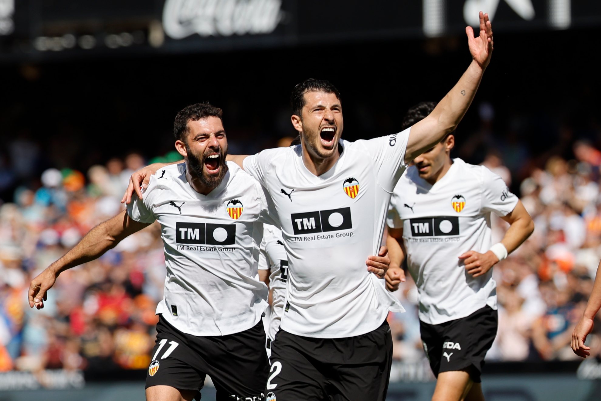 لاعب وسط فالنسيا غيدو رودريغيز يحتفل بعد تسجيل الهدف الأول