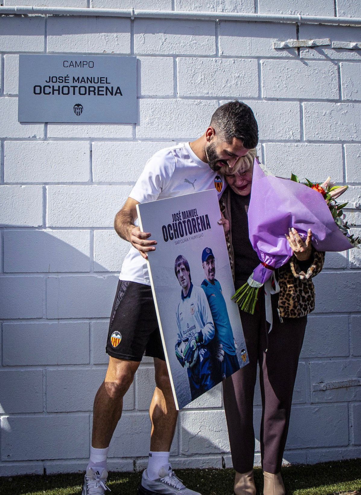 جايّا يعانق أرملة خوسيه مانويل أوتشوتورينا