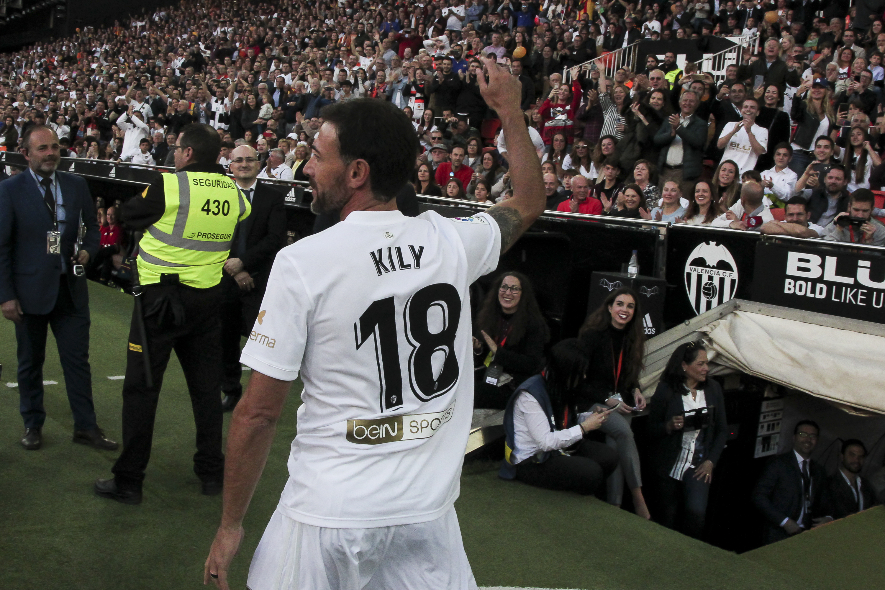 كلي يُحتفى به في مستايا خلال مباراة الأساطير