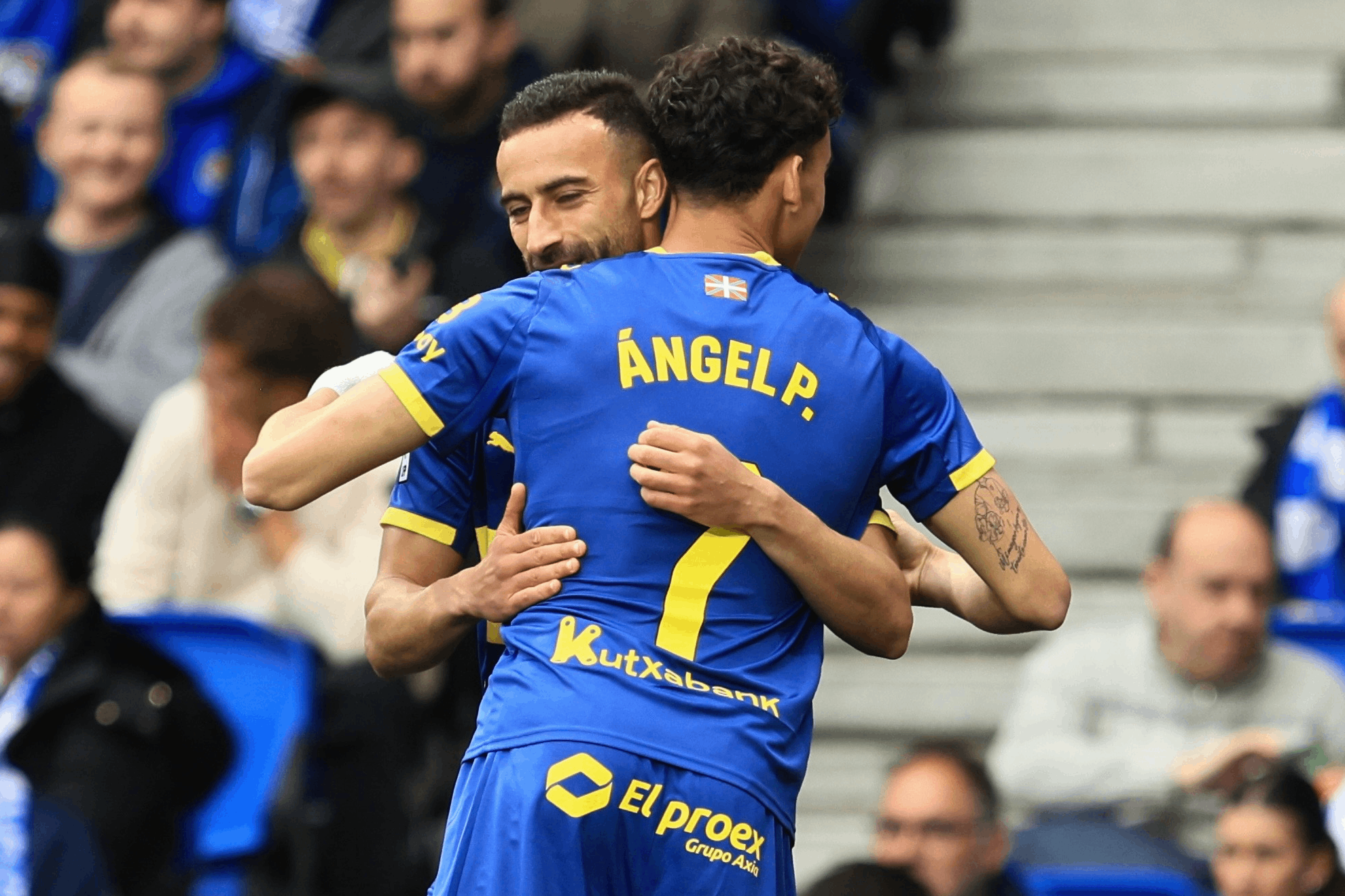 آngel Pérez يحتفل بهدف لألافيس