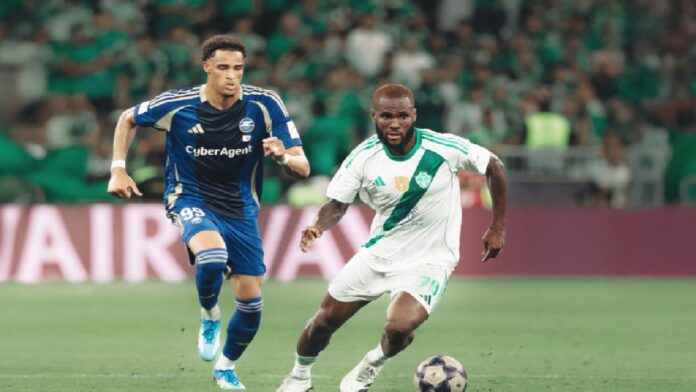 الأهلي يكرم كيسيه بدرع خاص بعد تتويجه أفضل لاعب بالنخبة
