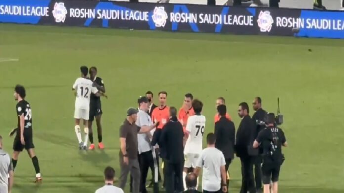 بن زكري يفتح نقاشًا مع الحكام ويتبادل الحديث مع جواو فيليكس.. فيديو