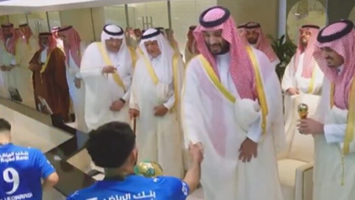 لقطة طريفة: سلطان مندش ينسى استلام جائزته بعد مصافحة ولي العهد.. فيديو