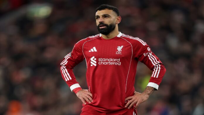محمد صلاح يقدم هدية غامضة لمشجعة في أنفيلد.. فيديو