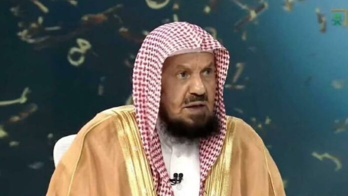 الشيخ المنيع : من المستحب أن يلعق الإنسان أصابعه بعد تناول الطعام.. فيديو