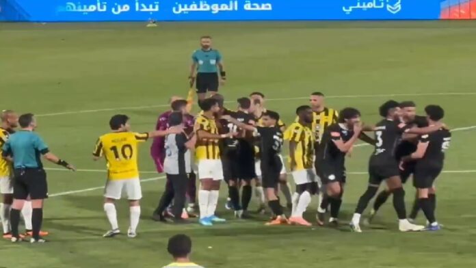 طرد عبدالعزيز العثمان أمام الاتحاد بعد اعتدائه على بيريرا.. فيديو