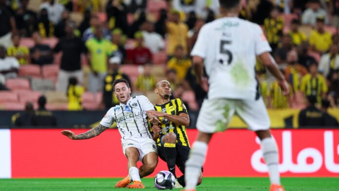 الغرامة والإيقاف للاعب الشباب بسبب سلوكه أمام الاتحاد.. فيديو