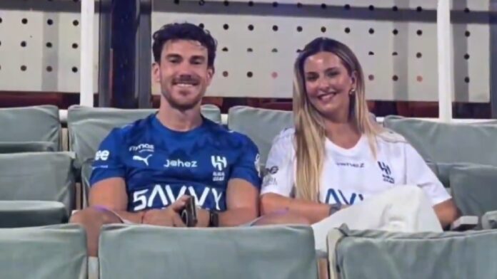 زوجة نيفيز تحضر في المجمعة لدعم الهلال.. فيديو