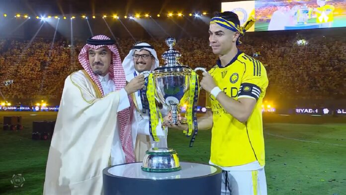 رونالدو يتوج مع النصر ويرفع كأس الدوري في مشهد تاريخي.. فيديو